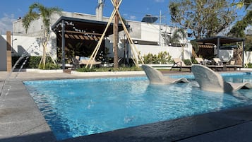 Piscine extérieure, cabanons gratuits, chaises longues