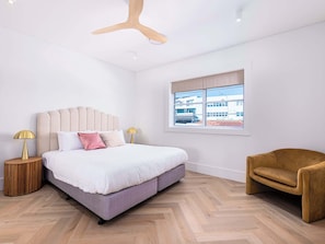 2 bedrooms, desk, iron/ironing board, travel cot - Boulevard 88 - Five (Sydney)