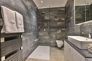 Regadera, regadera tipo lluvia, amenidades de baño de diseñador