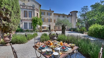 Presidential Suite | Breakfast meal | Free daily continental breakfast