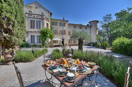Presidential Suite | Breakfast meal. Château de Taradel
