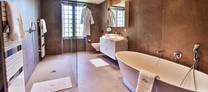 Presidential Suite | Bathroom | Shower, rainfall showerhead, designer toiletries, hair dryer - Château de Taradel (Taradeau)