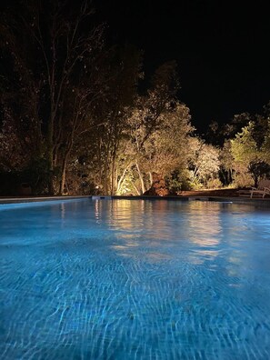 2 piscinas al aire libre, sombrillas, sillones reclinables de piscina