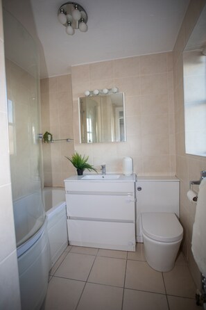 Duschwanne, Haartrockner, Handtücher, Seife