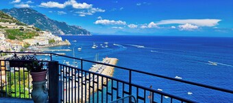 Amalfi Detached Seafront Villa 🏡 Solarium ☀️ Terrace/BBQ ❤️ Walk to Beach 🏖️