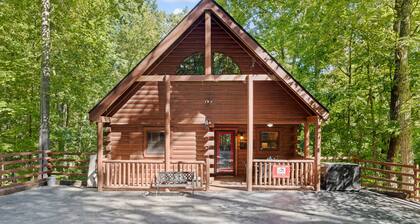 Fly into Bird's Nest, A Secluded Dog-Friendly 2 Bedroom Cabin w/ Game Room, Hot Tub, and Fire Pit!