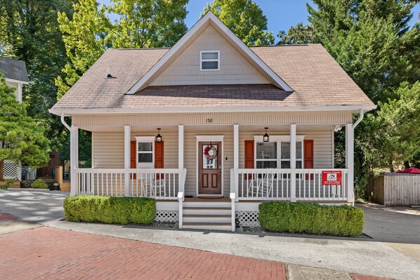 Exterior - Little Bear Cottage is located only a half-mile away from downtown Gatlinburg! (Gatlinburg)