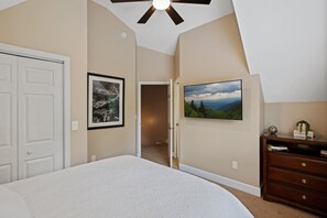 2 bedrooms, iron/ironing board, free WiFi, bed sheets - Little Bear Cottage is located only a half-mile away from downtown Gatlinburg! (Gatlinburg)