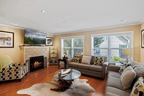 TV, fireplace - Little Bear Cottage is located only a half-mile away from downtown Gatlinburg! (Gatlinburg)