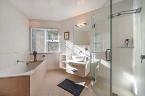 浴槽、ヘアドライヤー、タオル、トイレットペーパー