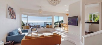 Lighthouse Vista - All-day Sun & Exceptional Sea Views!