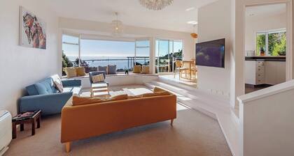 Lighthouse Vista - All-day Sun & Exceptional Sea Views!