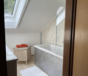 Badewanne, Haartrockner, Handtücher