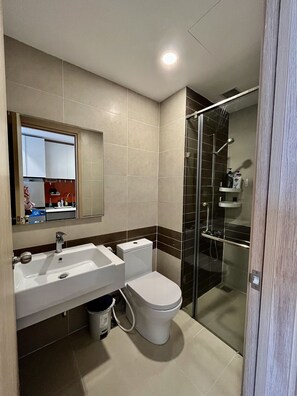 Een douche, een haardroger, handdoeken, zeep