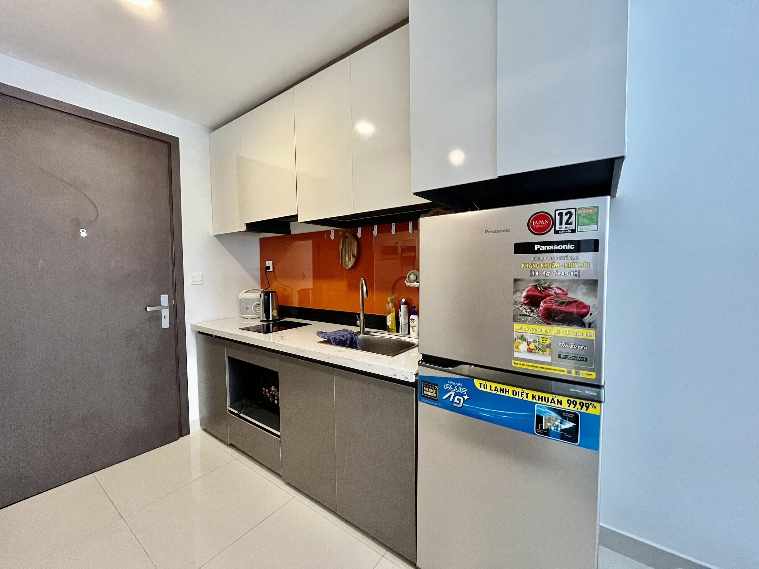 Køleskab, mikrobølgeovn, kogeplade, elkedel