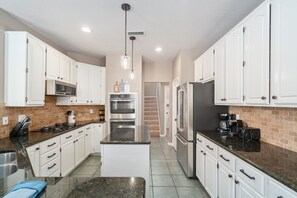 雪櫃、微波爐、焗爐、爐具