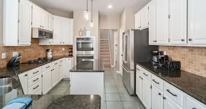 Nice heated pool & spa w BBQ near DFW-sleeps 10-14 Stylish Paradise