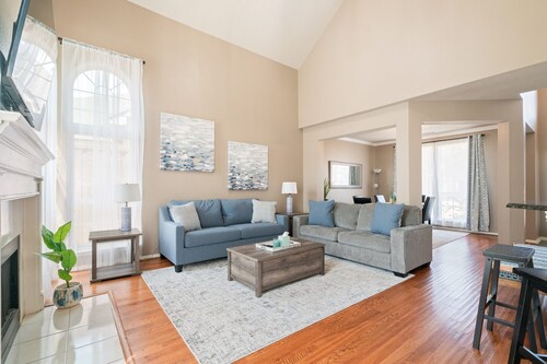 Nice heated pool & spa w BBQ near DFW-sleeps 10-14 Stylish Paradise