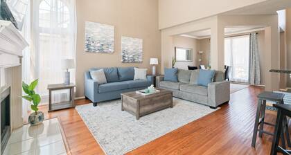 Nice heated pool & spa w BBQ near DFW-sleeps 10-14 Stylish Paradise