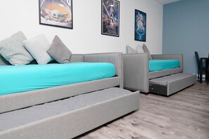 5 bedrooms, desk, iron/ironing board, free WiFi - Nice heated pool & spa w BBQ near DFW-sleeps 10-14 Stylish Paradise (Flower Mound)