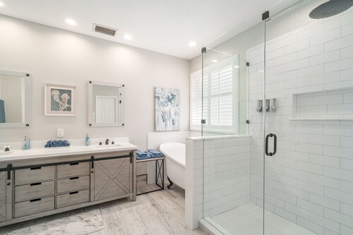Nice heated pool & spa w BBQ near DFW-sleeps 10-14 Stylish Paradise
