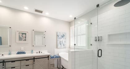 Nice heated pool & spa w BBQ near DFW-sleeps 10-14 Stylish Paradise