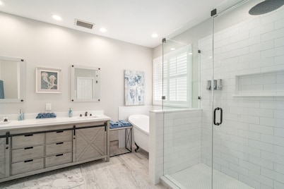 Nice heated pool & spa w BBQ near DFW-sleeps 10-14 Stylish Paradise