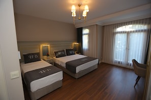 Superior Triple Room | Seprai katun Mesir, seprai premium, minibar, dan brankas