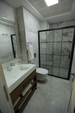 Shower, rainfall showerhead, hair dryer, slippers - Haci Bayram Hotel (Istanbul)