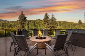 Property grounds - Riverfront Townhome 18 - 3 Bedroom Residence (Avon)