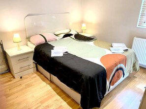 1 dormitorio, escritorio, tabla de planchar con plancha y wifi gratis
