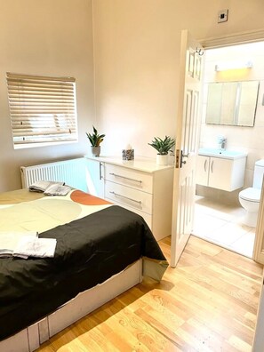 1 chambre, bureau, fer et planche à repasser, Wi-Fi gratuit