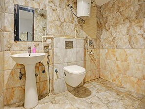 Shower, rainfall showerhead, free toiletries, towels