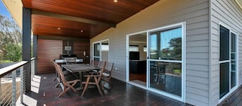 Rumah Pantai by Ready Set Stay- Unlimited WiFi & Close to the Beach