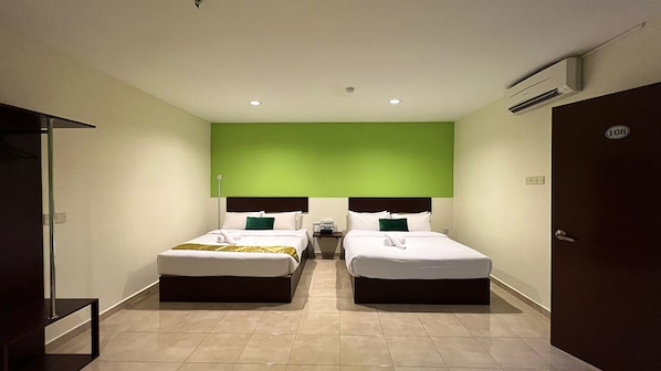 Chambre quadruple de base | Bureau, accès au Wi-Fi (inclus), literie fournie