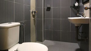 A modern bathroom with a toilet, shower, and sink. - Golden Roof Hotel Falim Ipoh (Ipoh)