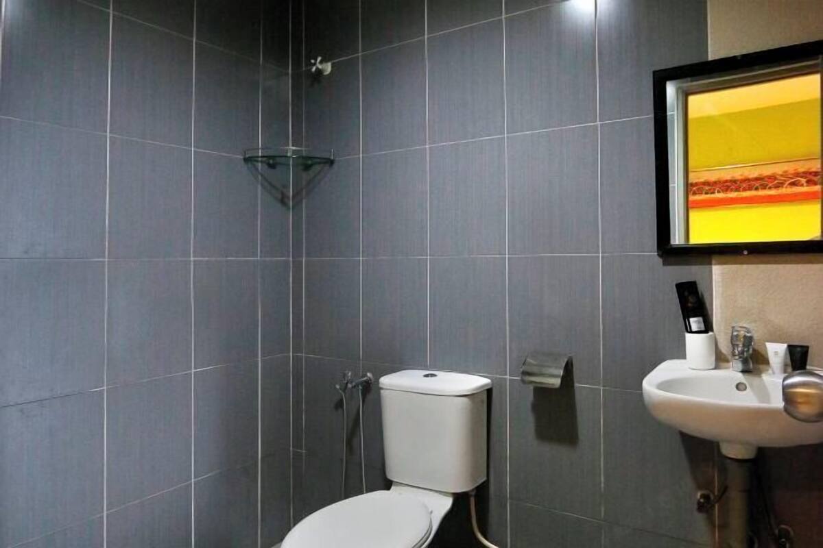 Bathroom | Shower, free toiletries, hair dryer, bidet