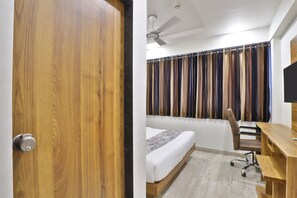 Basic Room | Desk, free WiFi, bed sheets - Hotel Red Rose Guest House (Ahmedabad)