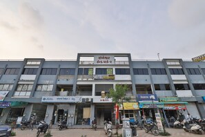 Front of property - Hotel Red Rose Guest House (Ahmedabad)