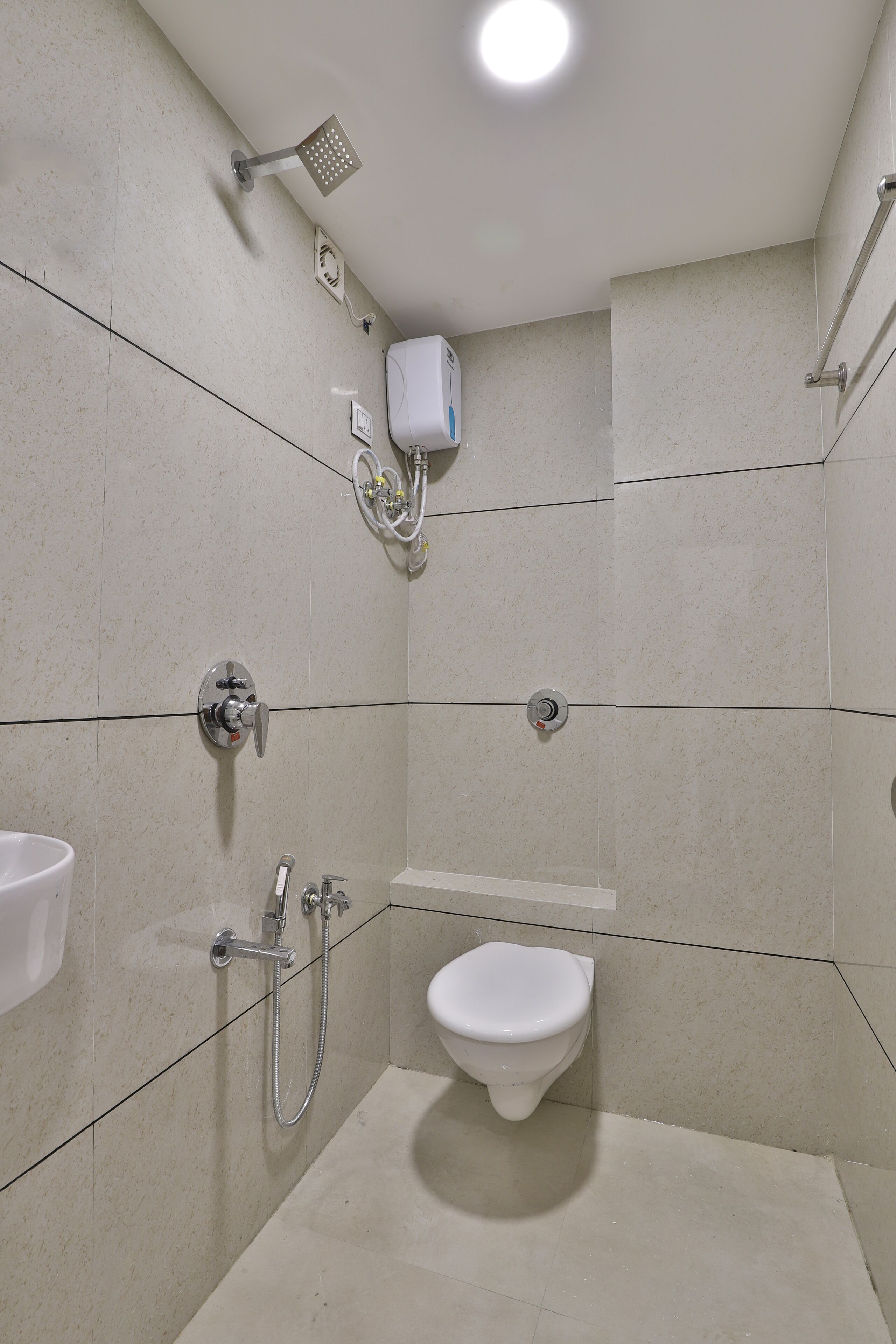 Escritorio, wifi gratis y ropa de cama 