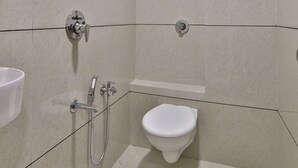 Un baño moderno con ducha, inodoro y lavamanos.