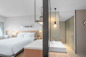 Minibar, caja de seguridad en la habitación y escritorio 