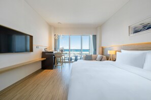 Minibar, caja de seguridad en la habitación y escritorio