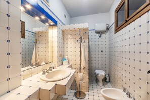 Villa familiale, 5 chambres (Podere Stabbione Countryhouse) | Salle de bain | Baignoire et douche s éparées, séchoir à cheveux, bidet