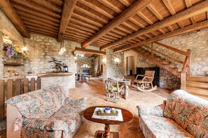 Biệt thự dành cho gia đình, 5 phòng ngủ (Podere Stabbione Countryhouse) | Phòng khách | TV 21-inch có truyền hình vệ tinh, lò sưởi, dàn stereo 