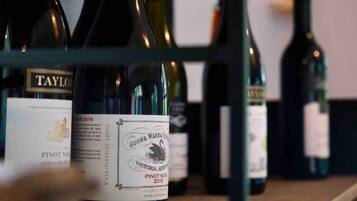 Una selezione di bottiglie di vino su una mensola.