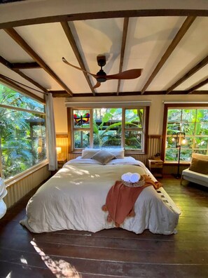 4 bedrooms, iron/ironing board, WiFi, bed sheets
