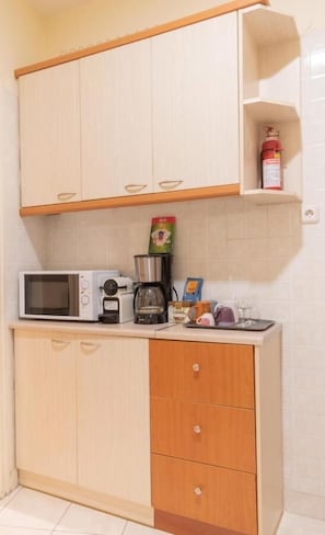 Micro-ondas, talheres/pratos/utensílios de cozinha
