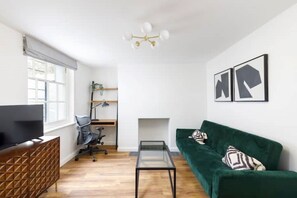 Offices - Stylish Boutique Apartment with Patio - 4 mins from Beachfront (Brighton)