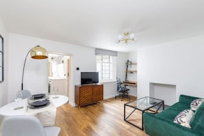 Offices - Stylish Boutique Apartment with Patio - 4 mins from Beachfront (Brighton)